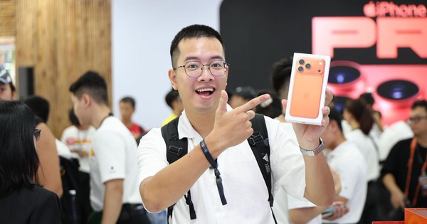 Nóng hừng hực: Các đại lý chính thức mở bán iPhone 17, hàng trăm nghìn người nhận máy