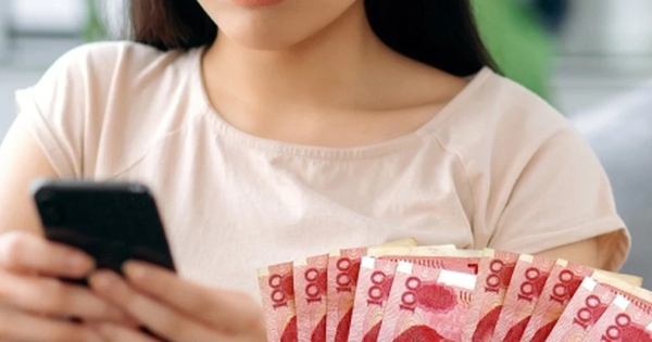 Để được con gái đi học xa nhắn tin, ông bố phải trả công 5,6 triệu đồng/tháng
