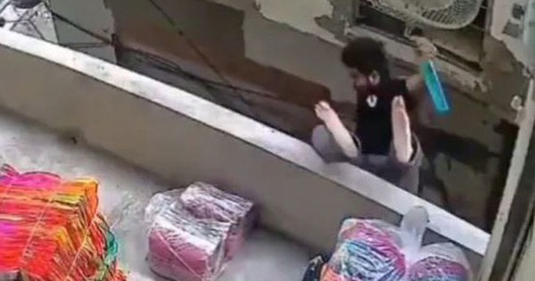 Đang uống nước, nam thanh niên 25 tuổi bất ngờ ngã từ ban công tầng 2 xuống đất