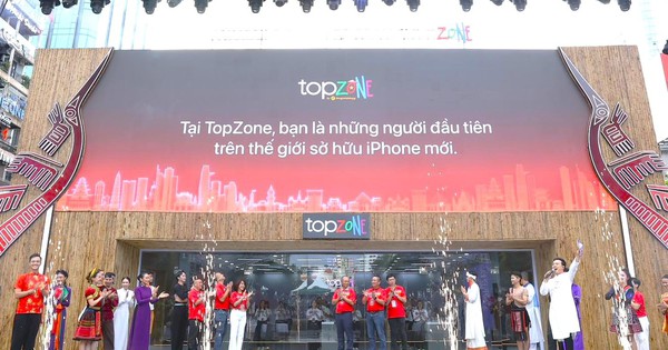 Sự kiện giao iPhone mới lớn bậc nhất Việt Nam: Nụ cười của những chủ nhân đầu tiên
