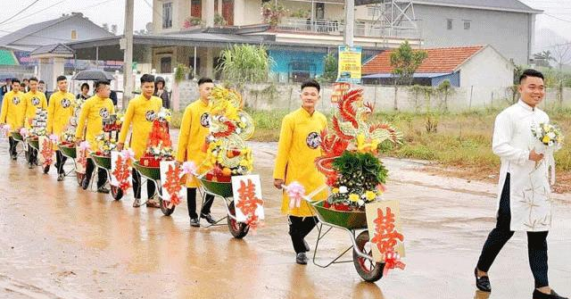 Cưới cô gái nhà sát vách, chàng trai Thái Nguyên đem dàn xe rùa đi hỏi vợ