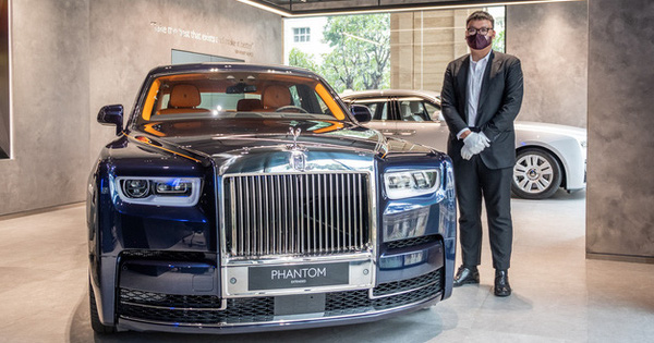 Thử làm khách VIP vào đại lý Rolls-Royce Việt Nam: Gửi xe 200.000 đồng, người ngoài không được tự ý mở cửa, ngồi thử xe gần 30 tỷ đồng