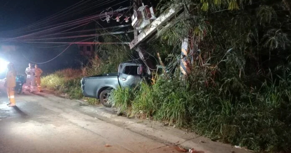 Xe bán tải mất lái đâm vào cột điện, không ai dám lập tức giải cứu tài xế, hiện trường gây xót xa