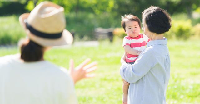 Chỉ vì câu nói của mẹ chồng, con dâu lười biếng thay đổi thái độ ngay lập tức