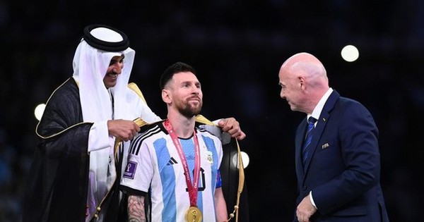 Chiếc áo choàng đen xuyên thấu được Messi mặc nhận cúp thành tâm điểm bàn luận