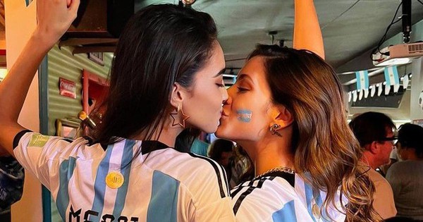 Hoa hậu Hòa bình hôn bạn gái đồng giới mừng Argentina vô địch