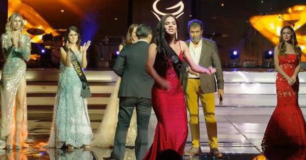 Chuyện hi hữu: Mỹ nhân Colombia la lối tố BTC thiếu minh bạch ngay trên sân khấu chung kết Miss Global, dàn người đẹp vỗ tay hưởng ứng