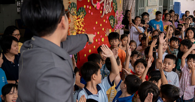 Wowy làm tài xế, chở 500 phần quà Tết cho học sinh nghèo