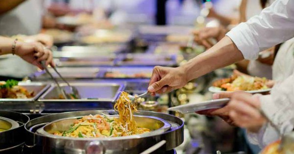 Khách mua 1 suất buffet 120.000 đồng cho 3 người, bị nhà hàng nhắc nhở liền phản ứng: “Chúng tôi sợ lãng phí đồ ăn”