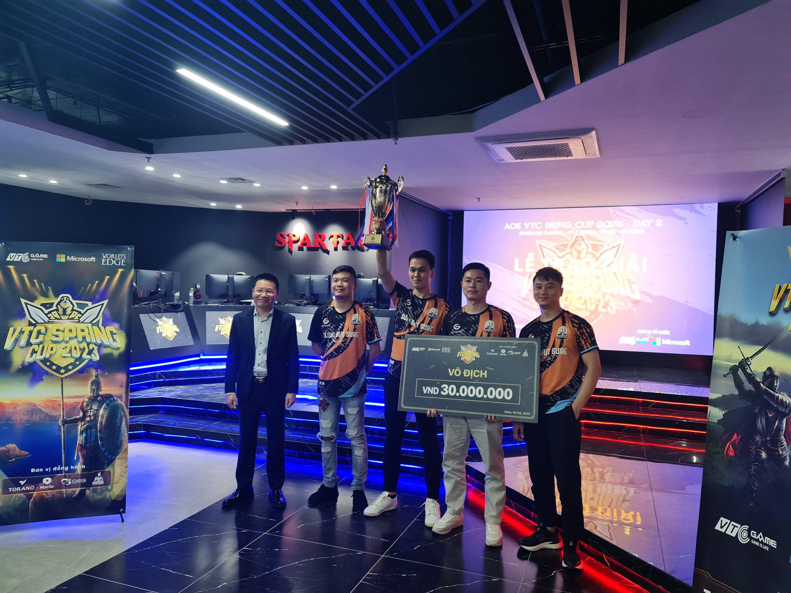 AoE - VTC Spring Cup 2023: Chim Sẻ Đi Nắng cùng các đồng đội lên ngôi thuyết phục sau trận đại chiến nghẹt thở với VEC1