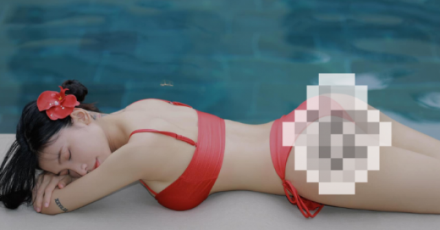 Nữ streamer diện bikini khoe dáng không tì vết bên hồ bơi