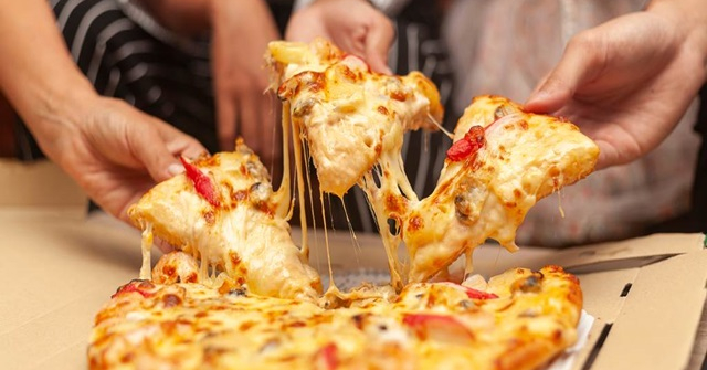 Đi làm bị đồng nghiệp cô lập, không cho ăn pizza, mẹ đơn thân kiện công ty kiếm bộn tiền