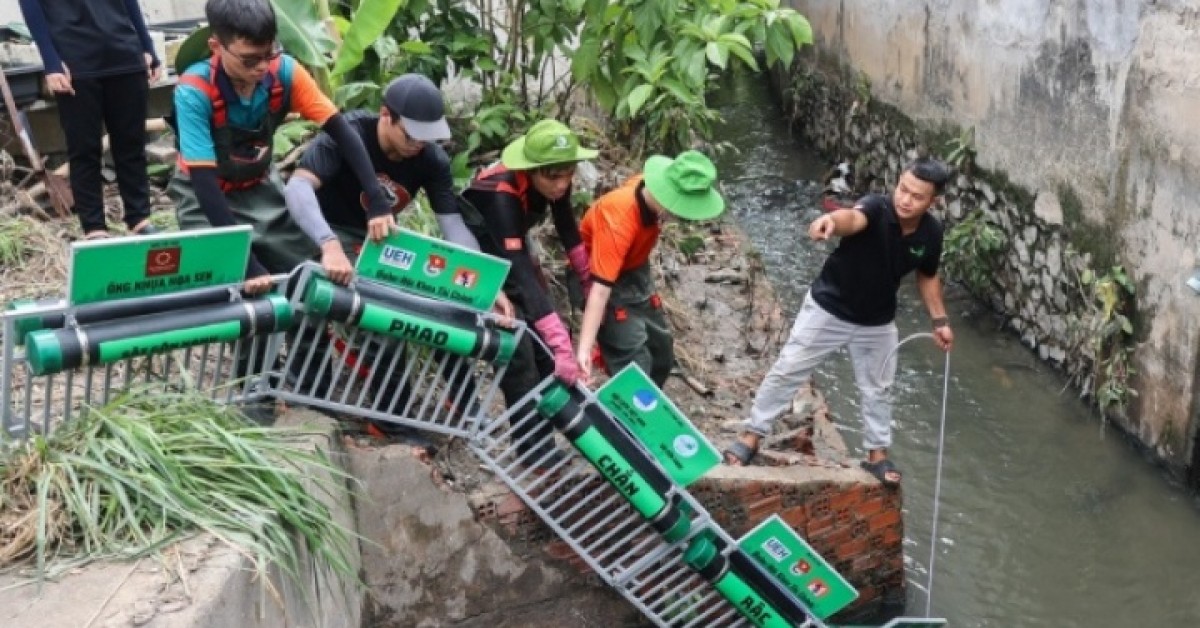 Những người trẻ lắp phao chắn rác trên kênh rạch Sài Gòn