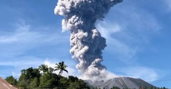 Núi lửa Ibu ở Indonesia phun trào, người dân từ 7 ngôi làng sơ tán