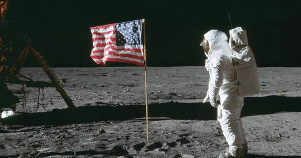 Neil Armstrong là người đầu tiên đặt chân lên Mặt Trăng, vậy ai là người chụp lại bức hình này?