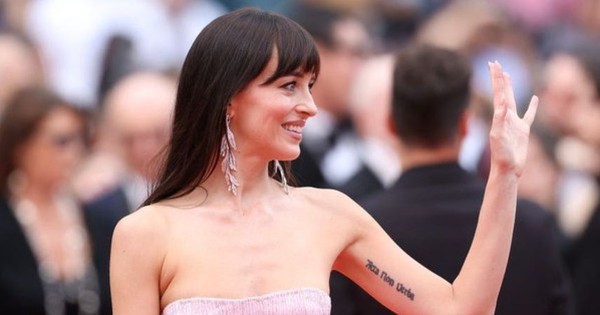 Nữ diễn viên '50 sắc thái' gầy trơ xương, mỹ nhân Pháp diện váy phản cảm tại Cannes