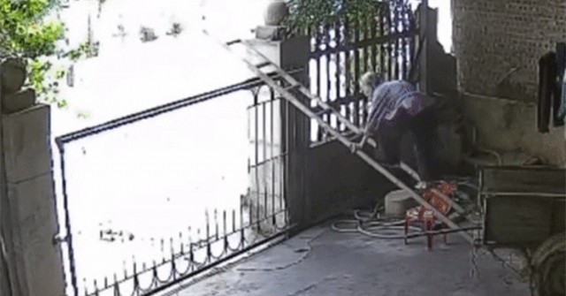 Phía sau video cụ bà 90 tuổi ở Yên Bái trốn con cháu trèo cổng đi chơi