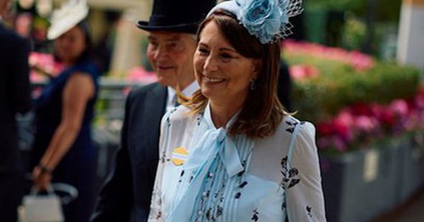 Nụ cười trở lại với nhà vợ Thân vương William: Bố mẹ Vương phi Kate lần đầu xuất hiện từ khi con gái báo bệnh