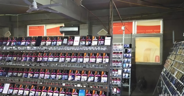 Tịch thu hơn 20.000 điện thoại phát sáng 24/7 và 32 tỷ đồng trong một căn nhà cũ