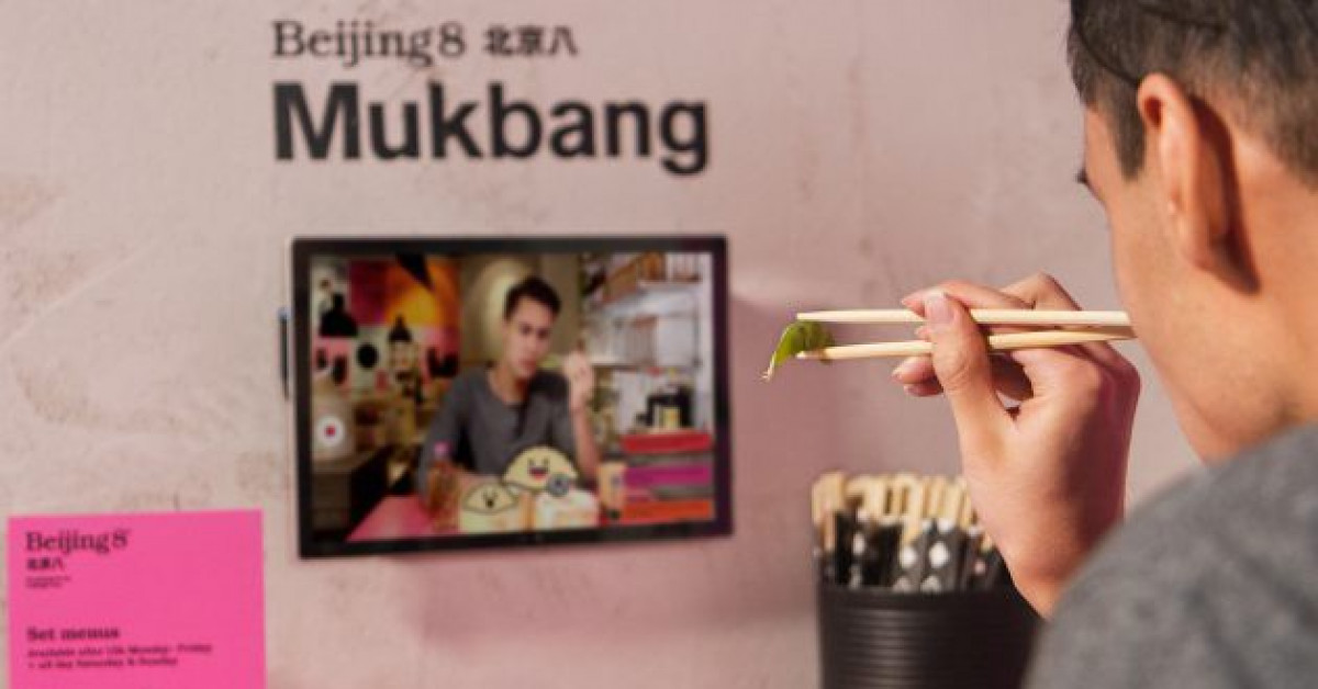 Mukbang: Xu hướng giải trí hay sự phản chiếu của một thế hệ con người cô đơn?