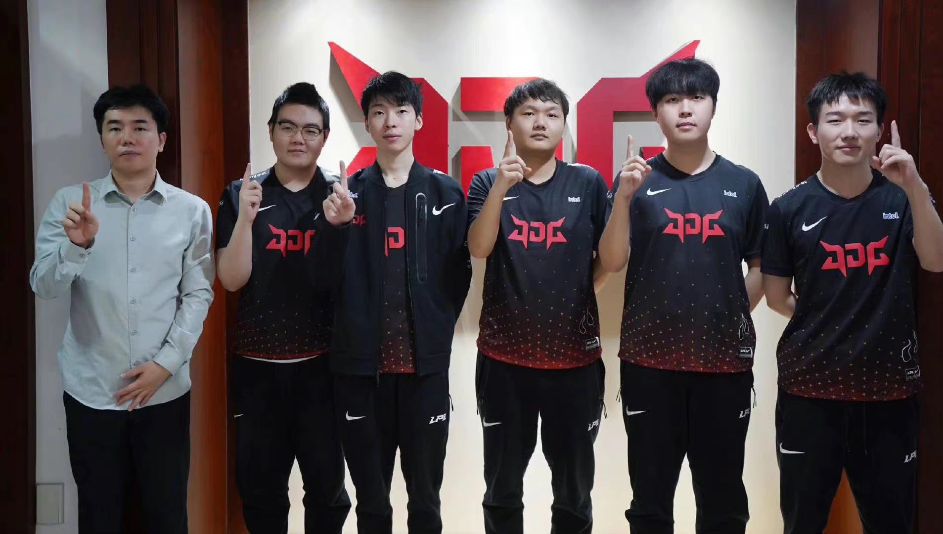 Vượt mặt RNG, EDG và WBG, đây mới là đội đầu tiên có vé dự playoffs LPL Mùa Hè 2022