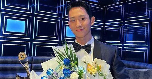 Jung Hae In lên top tìm kiếm vì vài giây mỉm cười tại lễ trao giải