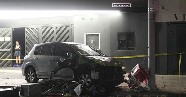 Ô tô lao vào đám đông ở Los Angeles, hàng loạt người đổ gục