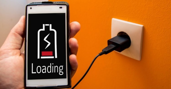 Vì sao không nên sạc điện thoại khi ngủ, nguy hiểm đến mức Apple lẫn chuyên gia phòng cháy đều lên tiếng cảnh báo