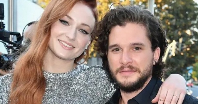 Sophie Turner thú nhận 'nôn khan' sau cảnh hôn với bạn diễn