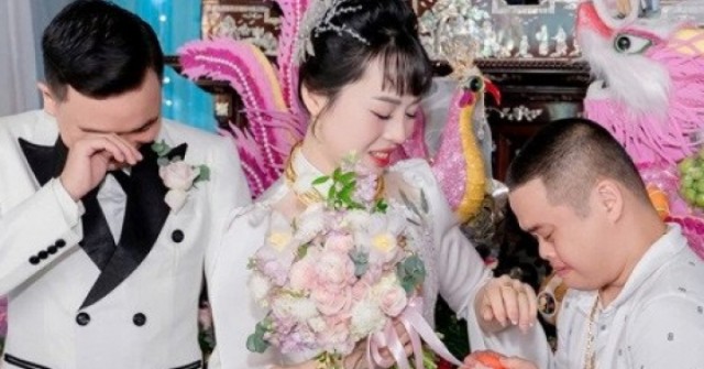 Cô dâu òa khóc khi anh trai bị bệnh Down tặng vàng cưới, dặn ‘đừng rửa bát nhiều’