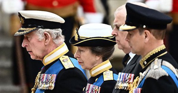 Chùm ảnh: Khoảnh khắc xúc động của Hoàng gia Anh khi tiễn đưa Nữ hoàng Elizabeth II