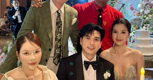 Vợ chồng Hồ Quang Hiếu nhận chúc phúc từ Quốc Trường, Nhật Kim Anh