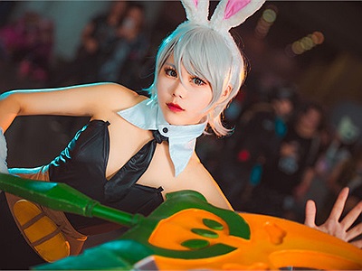 Cosplay Riven Thỏ Ngọc vô cùng quyến rũ trong Liên Minh Huyền Thoại