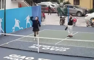 Lộn xộn trên sân pickleball, cô gái bị bóng trúng mặt, giận dỗi 