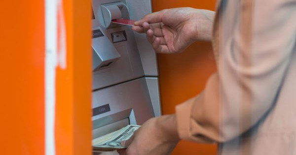 Đi rút tiền ở ATM, cậu học sinh chết lặng khi thấy hơn 260 tỷ đồng trong tài khoản