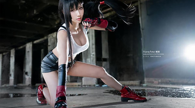 Không thể rời mắt trước cosplay Tifa cực bốc lửa với thần thái đầy mời gọi