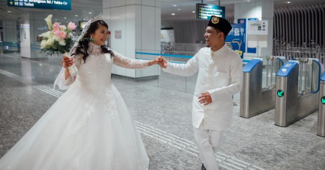 Cặp đôi chụp ảnh cưới tại ga tàu điện ngầm nơi họ gặp nhau lần đầu