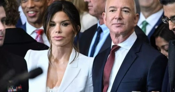 Bạn gái tỷ phú Jeff Bezos mặc phản cảm trong lễ nhậm chức của ông Trump