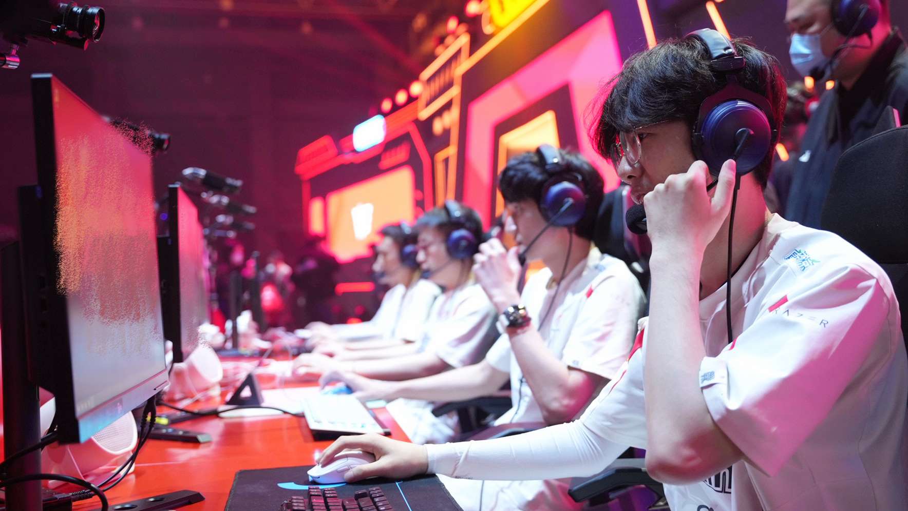 Weibo Gaming bị fan LPL ném đá vì không lo tập luyện trước ngày thi đấu