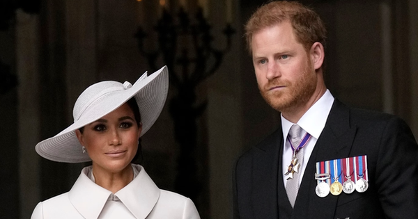 Không nhận được lời xin lỗi chính thức từ Vương thất, Harry và Meghan ngậm ngùi chịu thoả hiệp