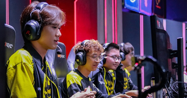 Phải đấu online, các giải eSports gặp muôn vàn tình huống trớ trêu, người xem lẫn game thủ 