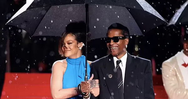 Rihanna khoe bụng bầu trên thảm đỏ Cannes