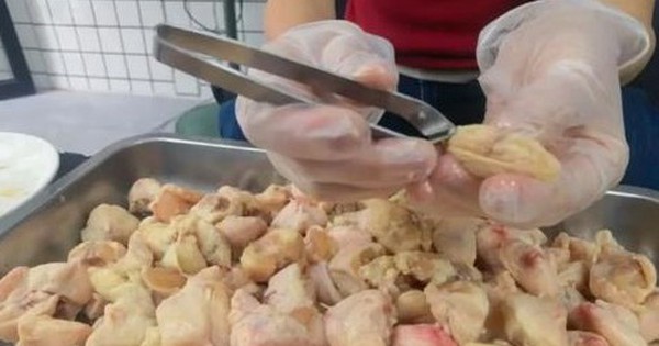 Chủ quán ăn kiếm 700 triệu/tháng nhờ livestream nhổ lông phao câu gà