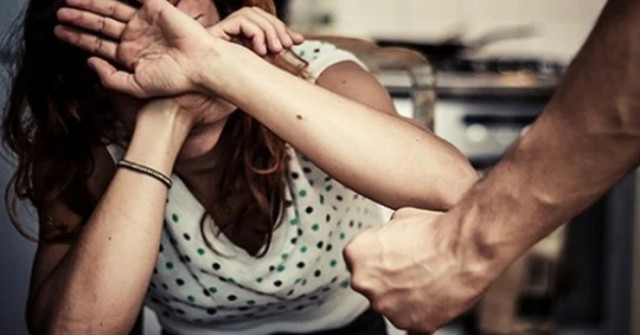 Vì sao nhiều phụ nữ bị chồng bạo hành vẫn nói “tôi yêu anh ấy”?