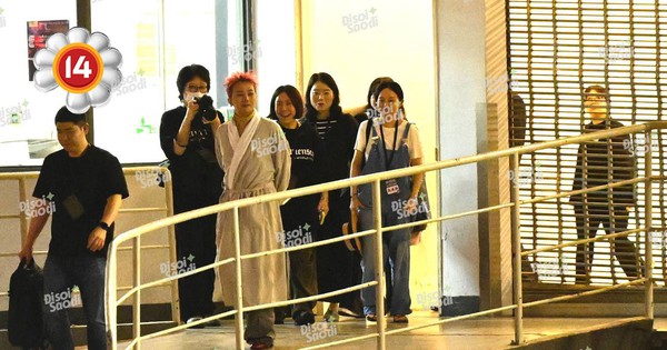 Anh tôi G-Dragon trên đường tới Mỹ Đình - mặc áo choàng tắm ngắm mưa cũng đẹp!