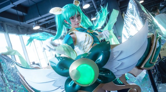 Không thể rời mắt với màn cosplay Sona Vệ Binh Tinh Tú đẹp như tranh vẽ