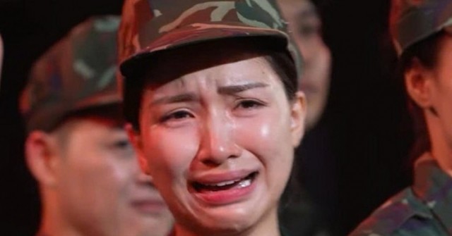 Hòa Minzy khóc nức nở tại 