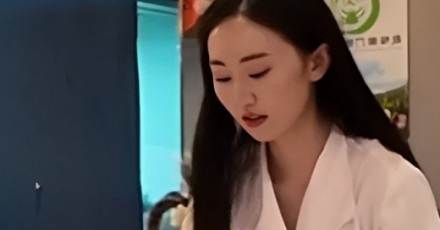 Nữ diễn viên làm bồi bàn kiếm sống dù có bằng thạc sĩ ở Mỹ