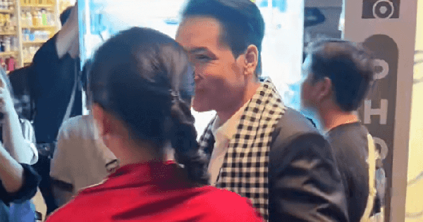 Bắt gặp cặp đôi Vbiz công khai ôm nhau giữa sự kiện: Nắm tay không rời, phim giả tình thật khó chối cãi