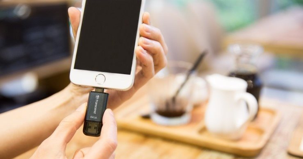 Nhặt được lạ đánh rơi trên đường, tò mò cắm thử vào điện thoại, bên trong là thứ không ai nghĩ tới